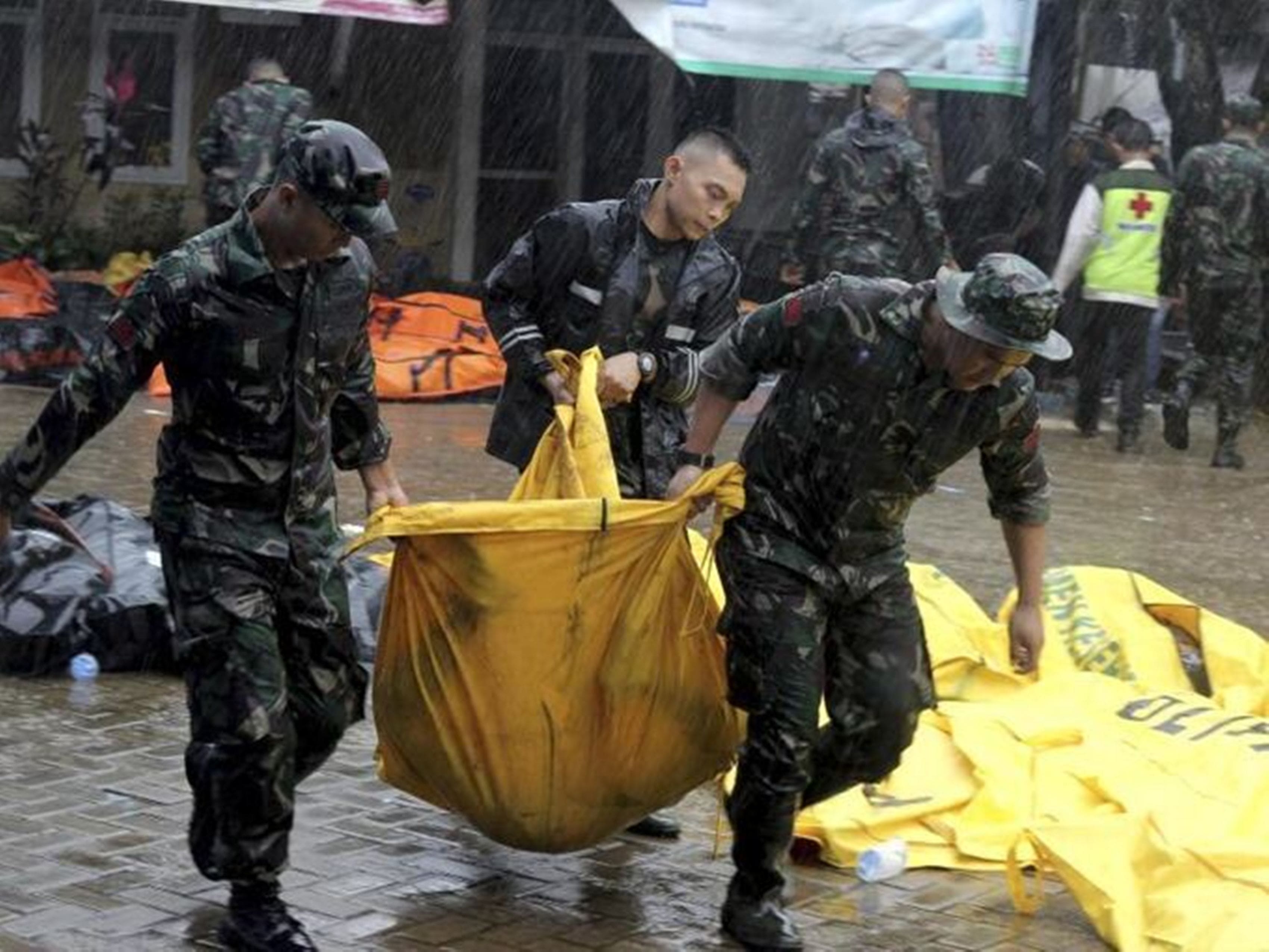 Kopassus membantu korban tsunami Aceh 2004